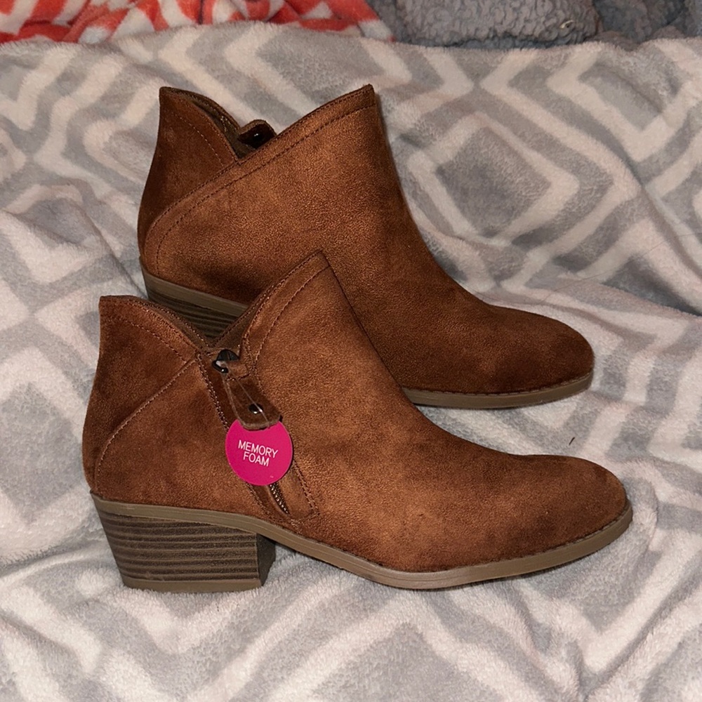 Brand new brown ankle boots with memory foam in size 7 1/2
